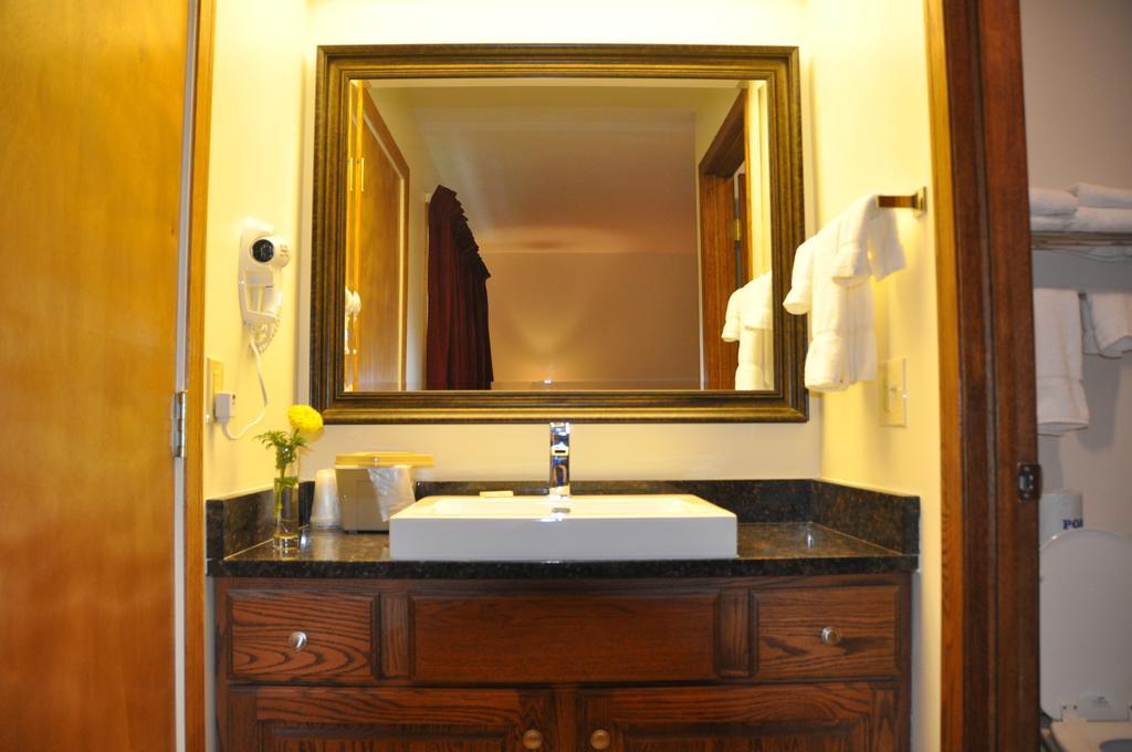 Shepherd Mountain Inn & Suites Pilot Knob Ruang foto