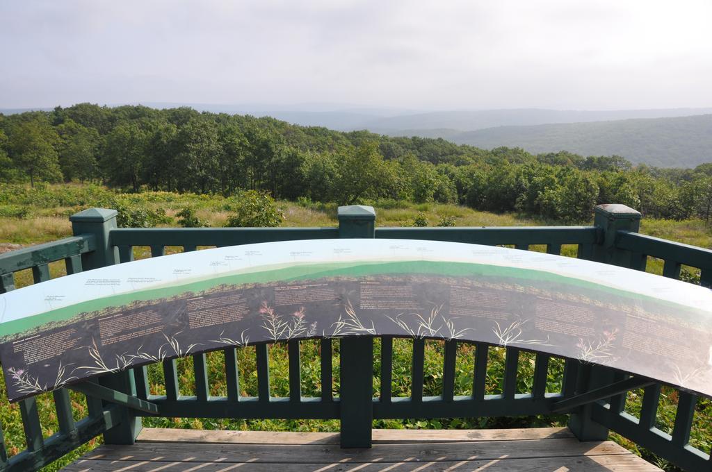 Shepherd Mountain Inn & Suites Pilot Knob Ruang foto