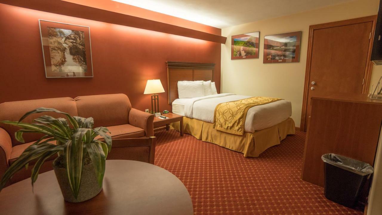 Shepherd Mountain Inn & Suites Pilot Knob Bagian luar foto