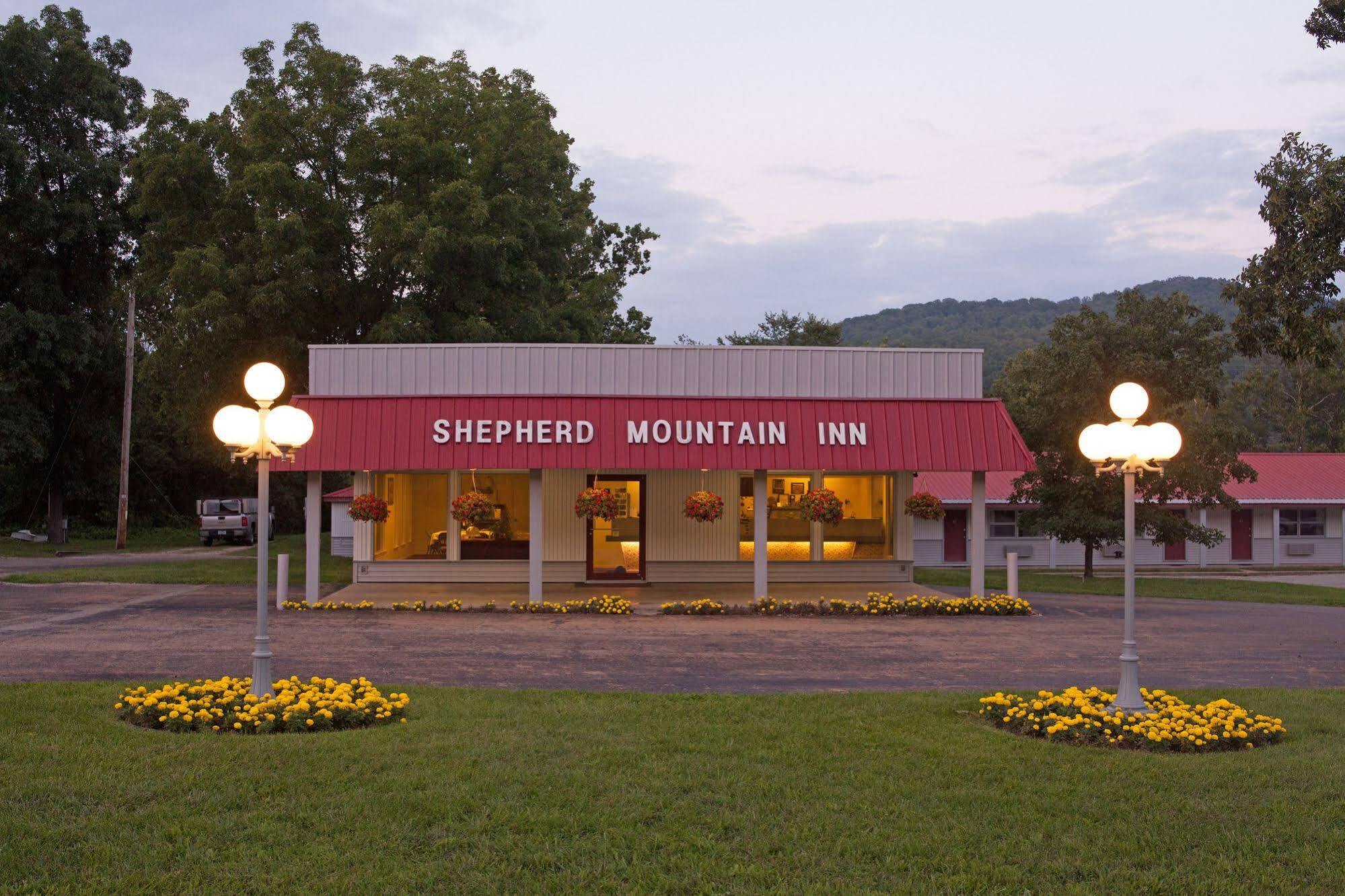 Shepherd Mountain Inn & Suites Pilot Knob Bagian luar foto