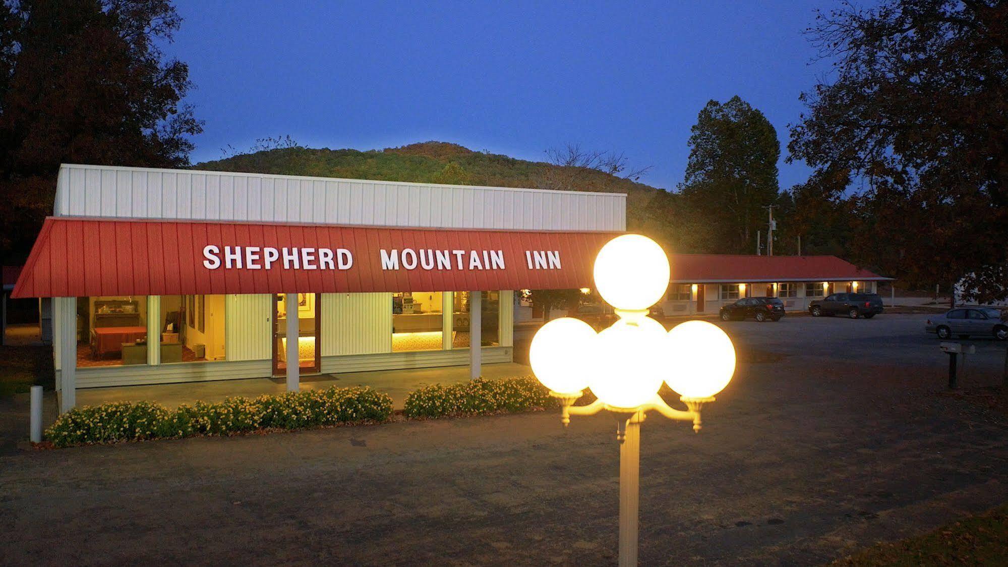 Shepherd Mountain Inn & Suites Pilot Knob Bagian luar foto