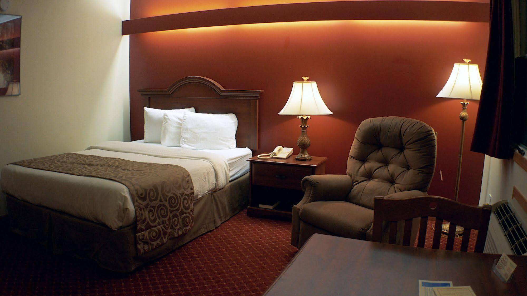 Shepherd Mountain Inn & Suites Pilot Knob Bagian luar foto