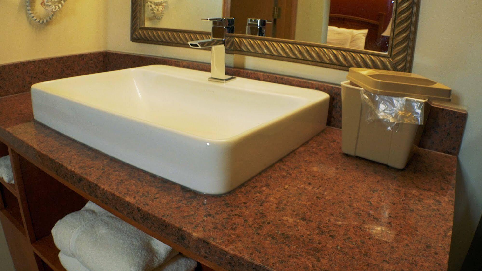 Shepherd Mountain Inn & Suites Pilot Knob Bagian luar foto