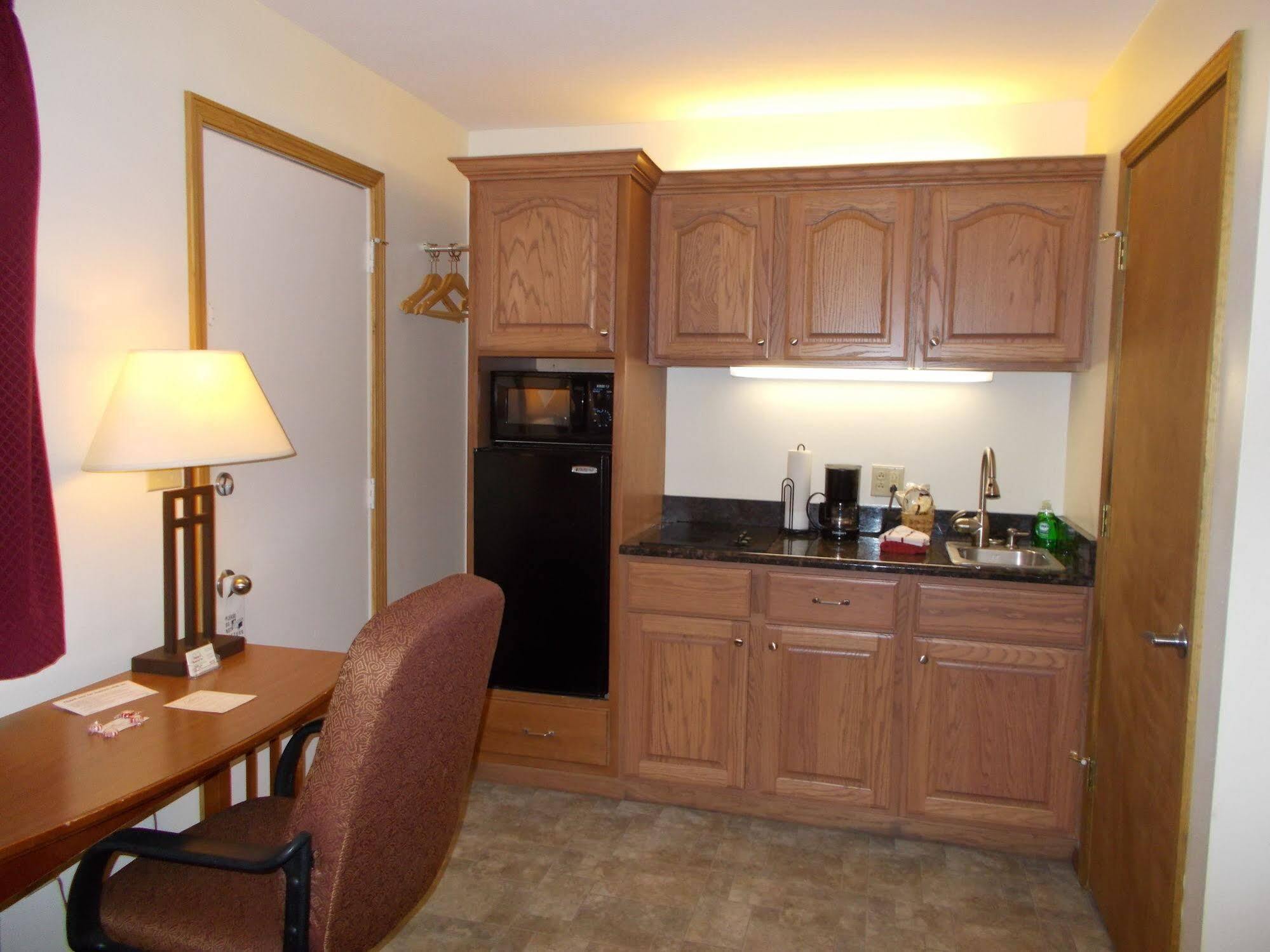 Shepherd Mountain Inn & Suites Pilot Knob Bagian luar foto