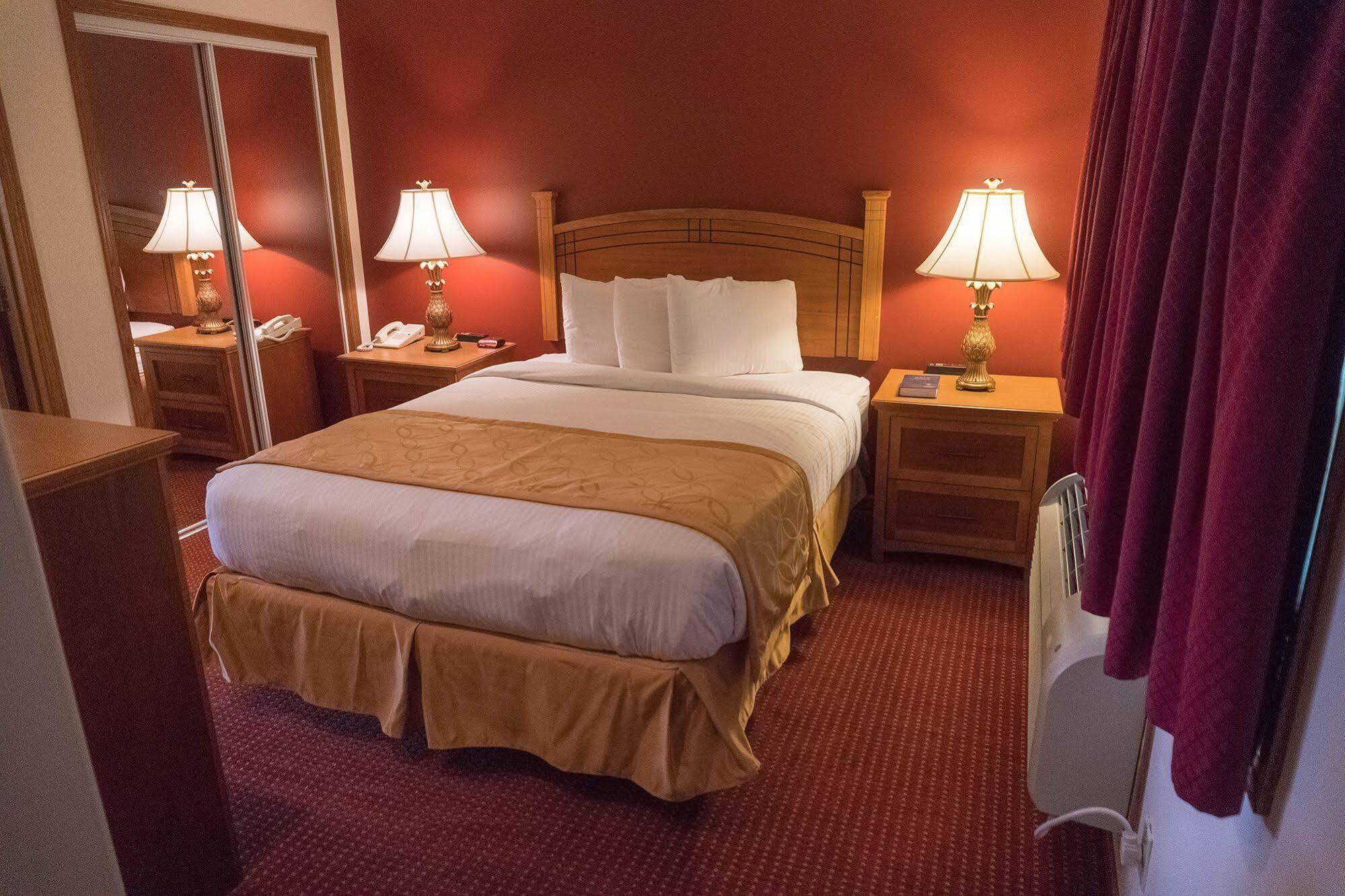 Shepherd Mountain Inn & Suites Pilot Knob Bagian luar foto